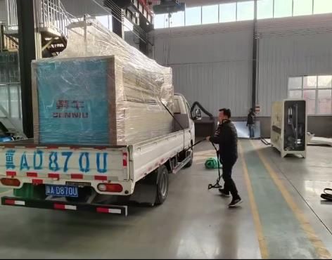 大棚棉被第四條生產(chǎn)線，三米棉被機(jī)到廠進(jìn)行安裝調(diào)試