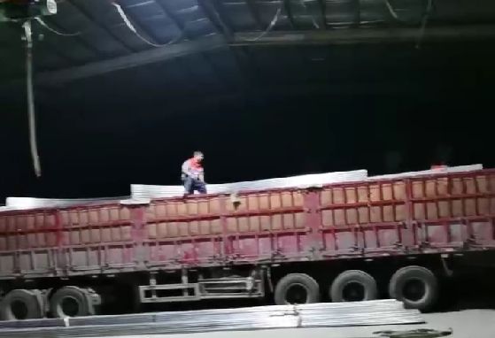 天黑了，發(fā)貨裝車依然加班進行中，服務好更多的客戶